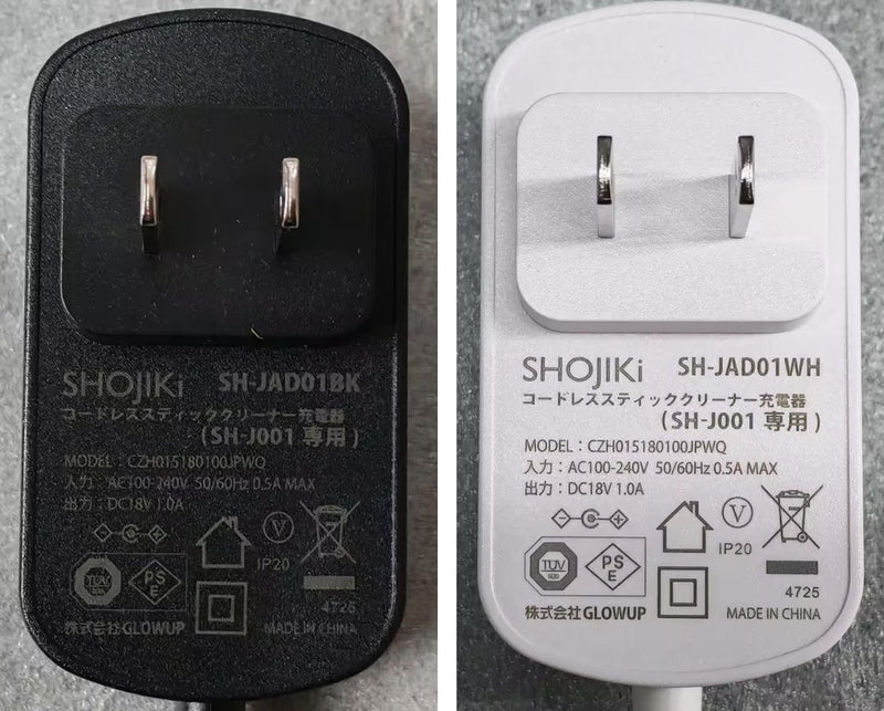 SH-J001専用のACアダプター(左=黒・右=白)。SHOJIKiのロゴと型番SH-JAD01BK/SH-JAD01WH