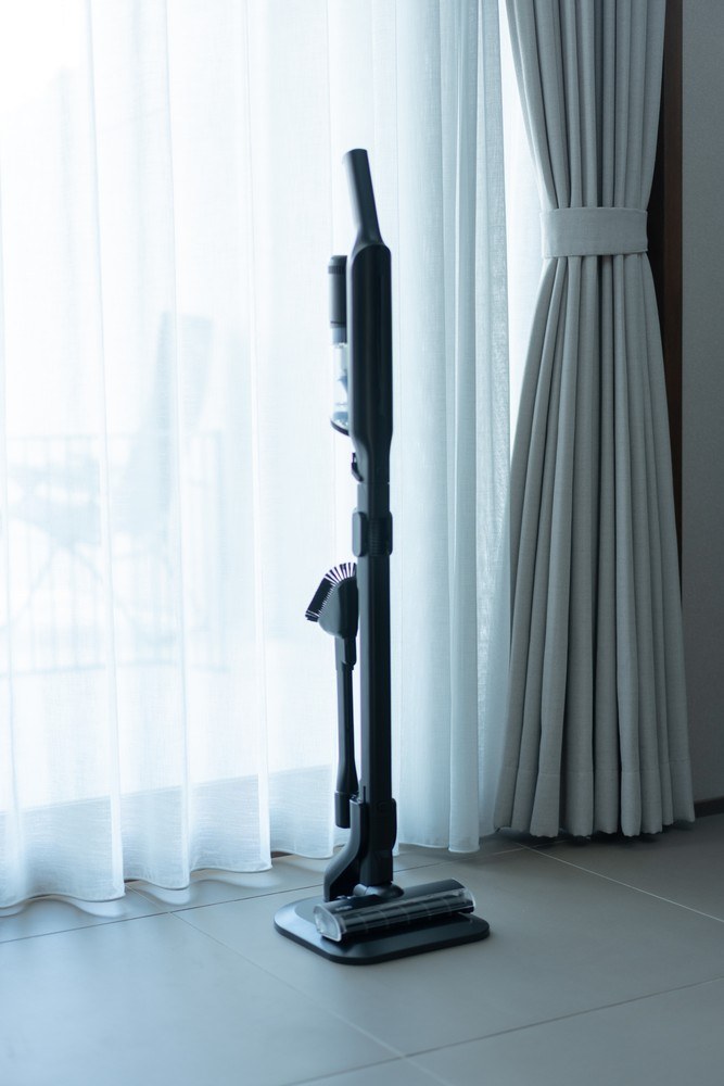 シアーカーテン越しの光が入る部屋に、SH-J002(ブラック)が自立して立っている