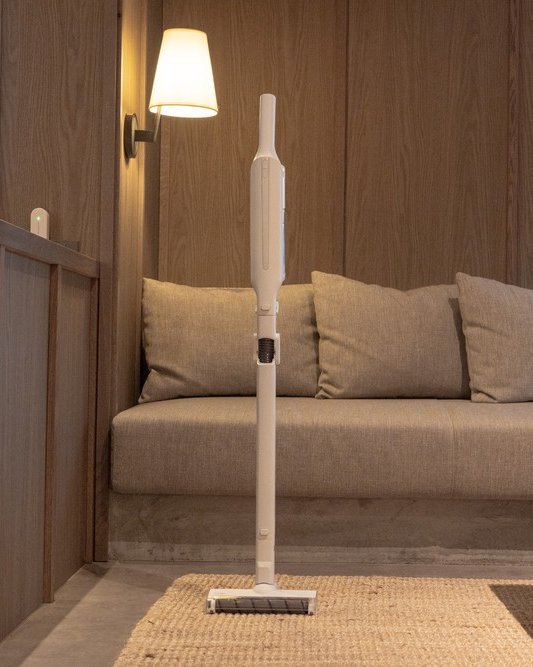ソファと壁付けランプのあるリビングに、SH-J002のホワイトが自立して立っている