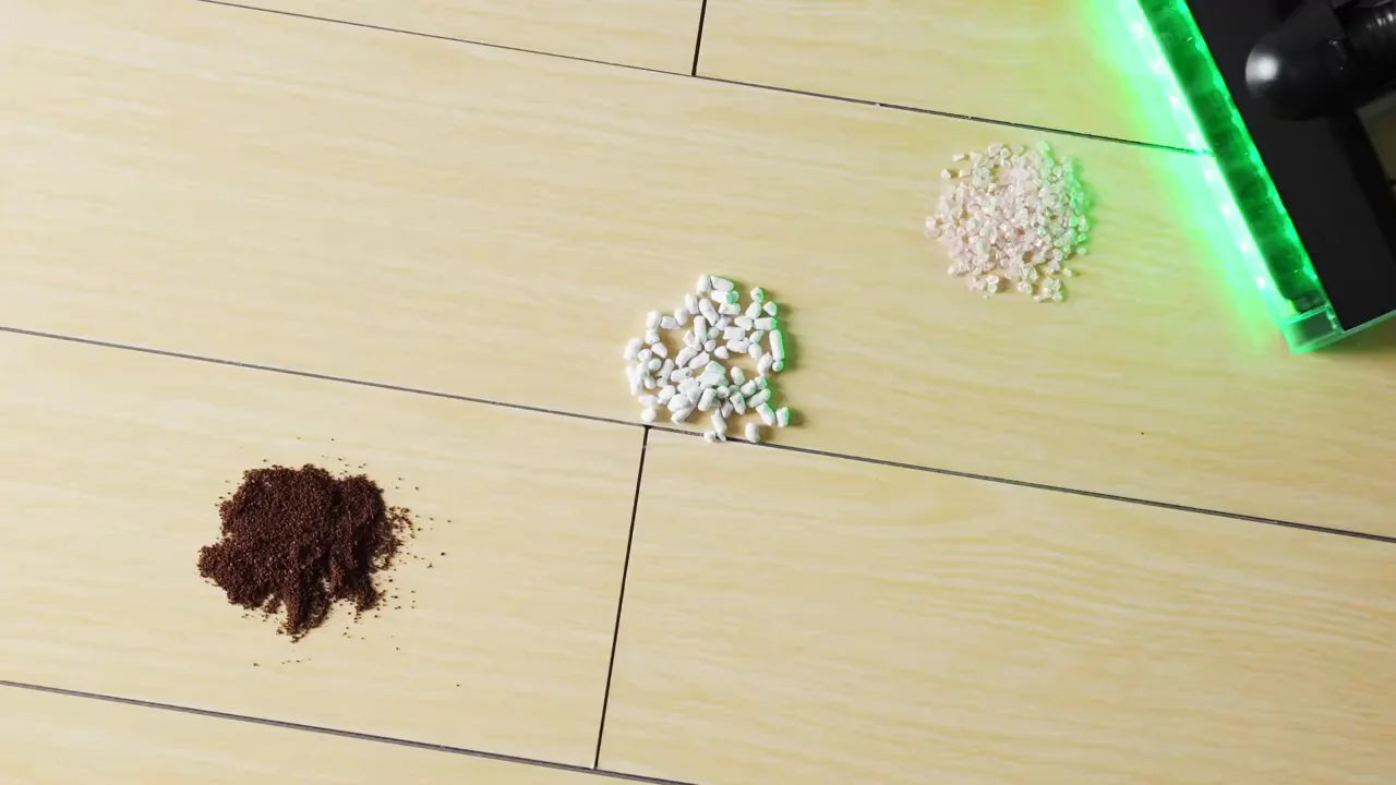 掃除前: 同じフローリングにコーヒー粉と樹脂ペレットが置かれている(実写)